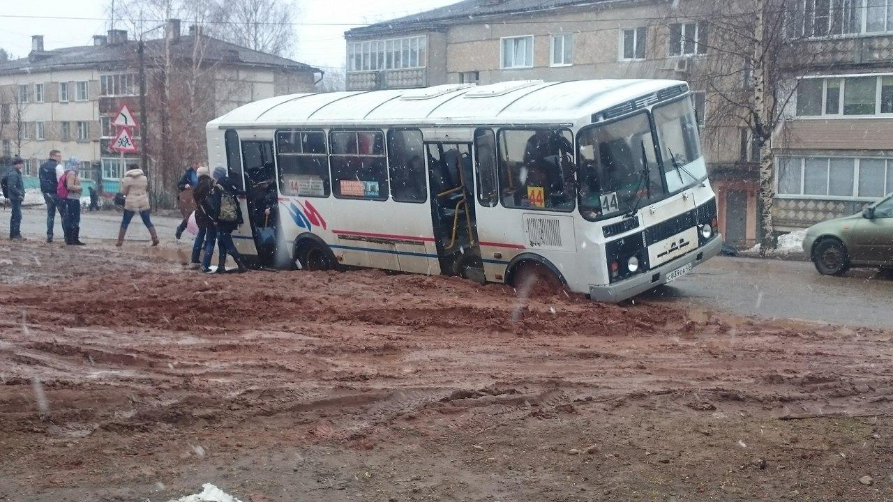 автобус застрял в грязи