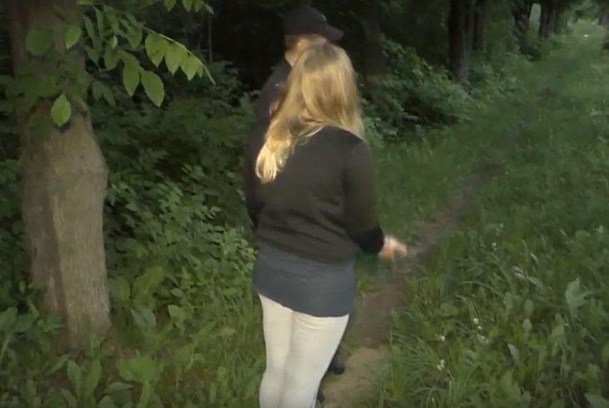 Прогулка девушки по лесу без нижнего белья фото