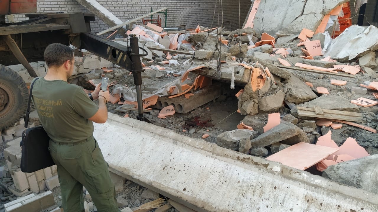 Сколько погибло из кировской области. Обрушение перекрытия в торговом центре. Обрушение бетонного перекрытия. Обрушение плиты перекрытия.