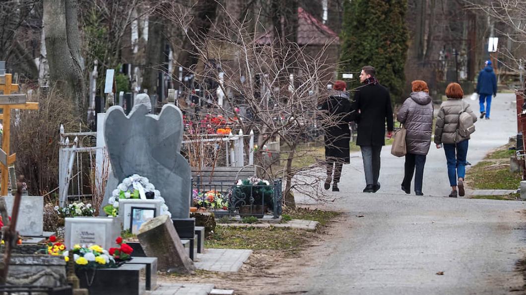 Можно в родительскую субботу убираться на кладбище. Кировское кладбище Радоница. Посетители кладбища. Кладбище 2020 года. Посетить кладбище.