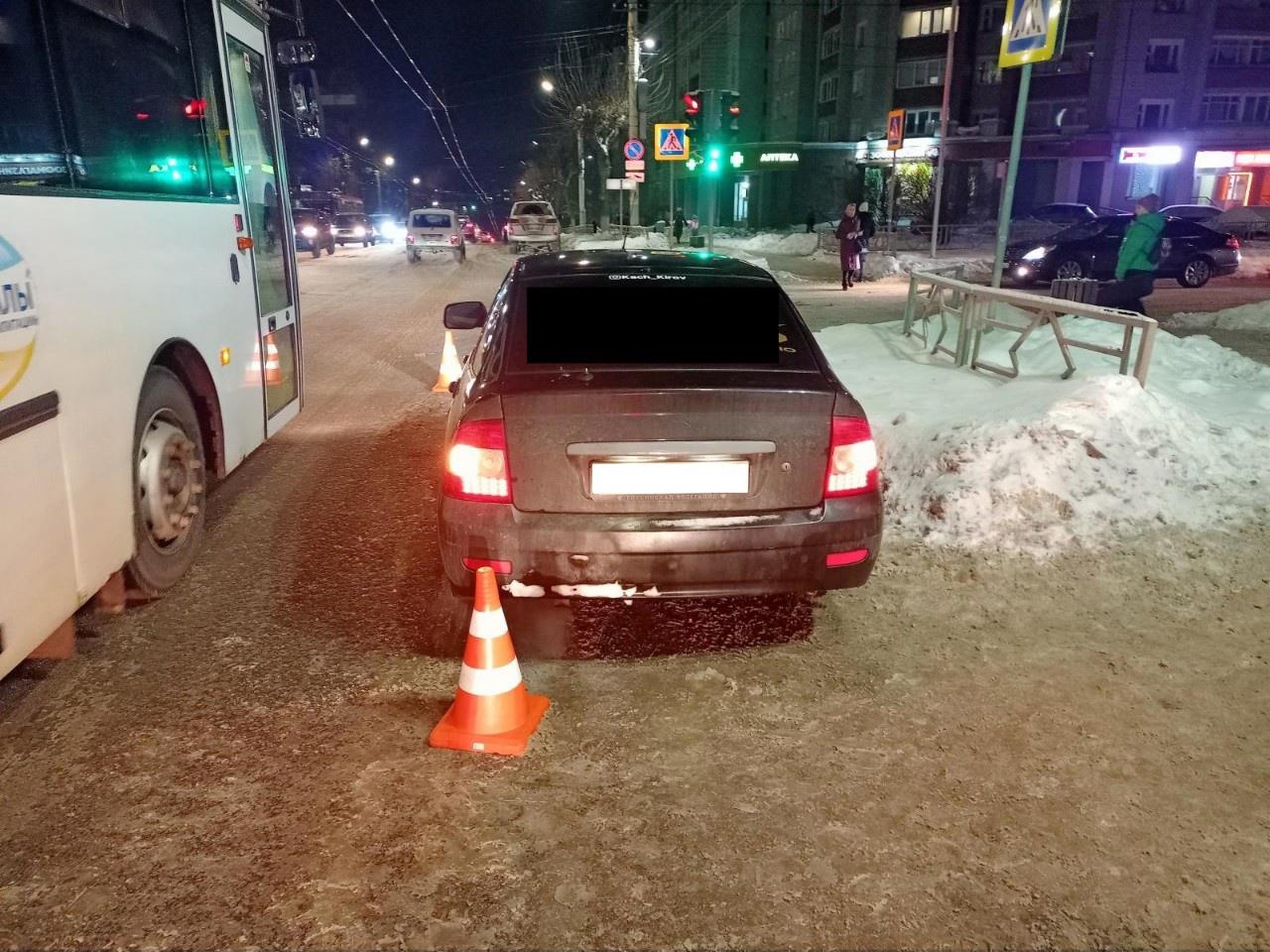 В Кирове водитель «Лады Приоры» сбил женщину | 16.12.2022 | Киров -  БезФормата