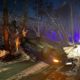 В Кирове водитель на «Ниссане» врезался в дерево и опрокинулся на дороге