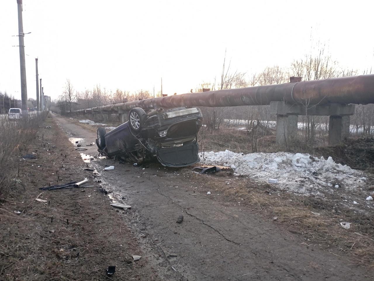 В Кирове водитель «Тойоты» врезался в опору уличного освещения | 05.04.2023  | Киров - БезФормата