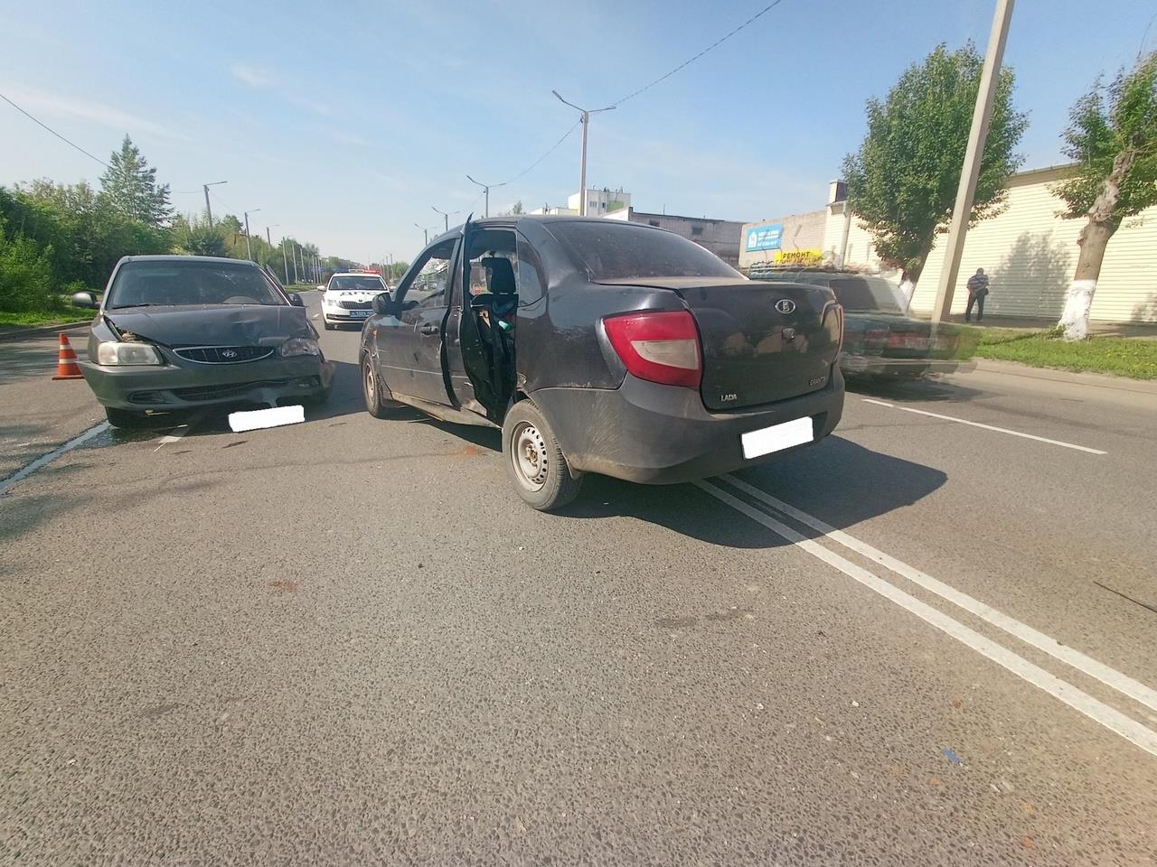 В Кирове в тройном ДТП пострадала девушка | 24.05.2023 | Киров - БезФормата