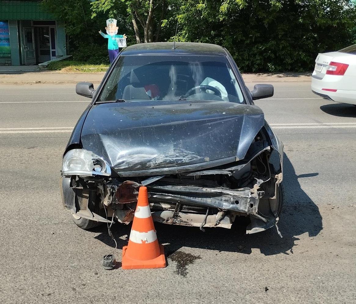 В Кирове в столкновении «Лады Приоры» и «Тойоты» пострадали два человека |  19.06.2023 | Киров - БезФормата