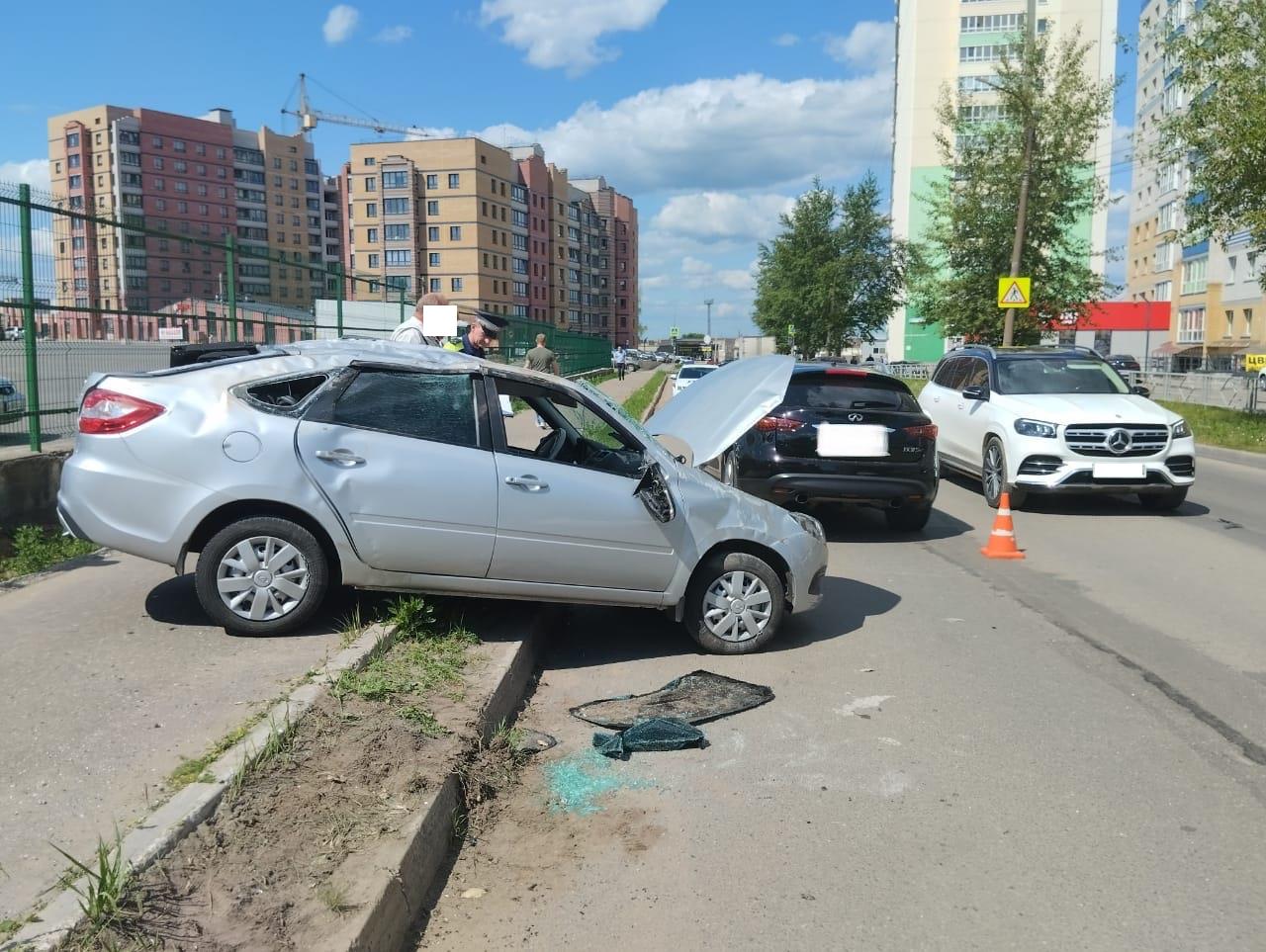 В Кирове столкнулись «Гранта» и «Инфинити»: пострадал один человек |  04.07.2023 | Киров - БезФормата