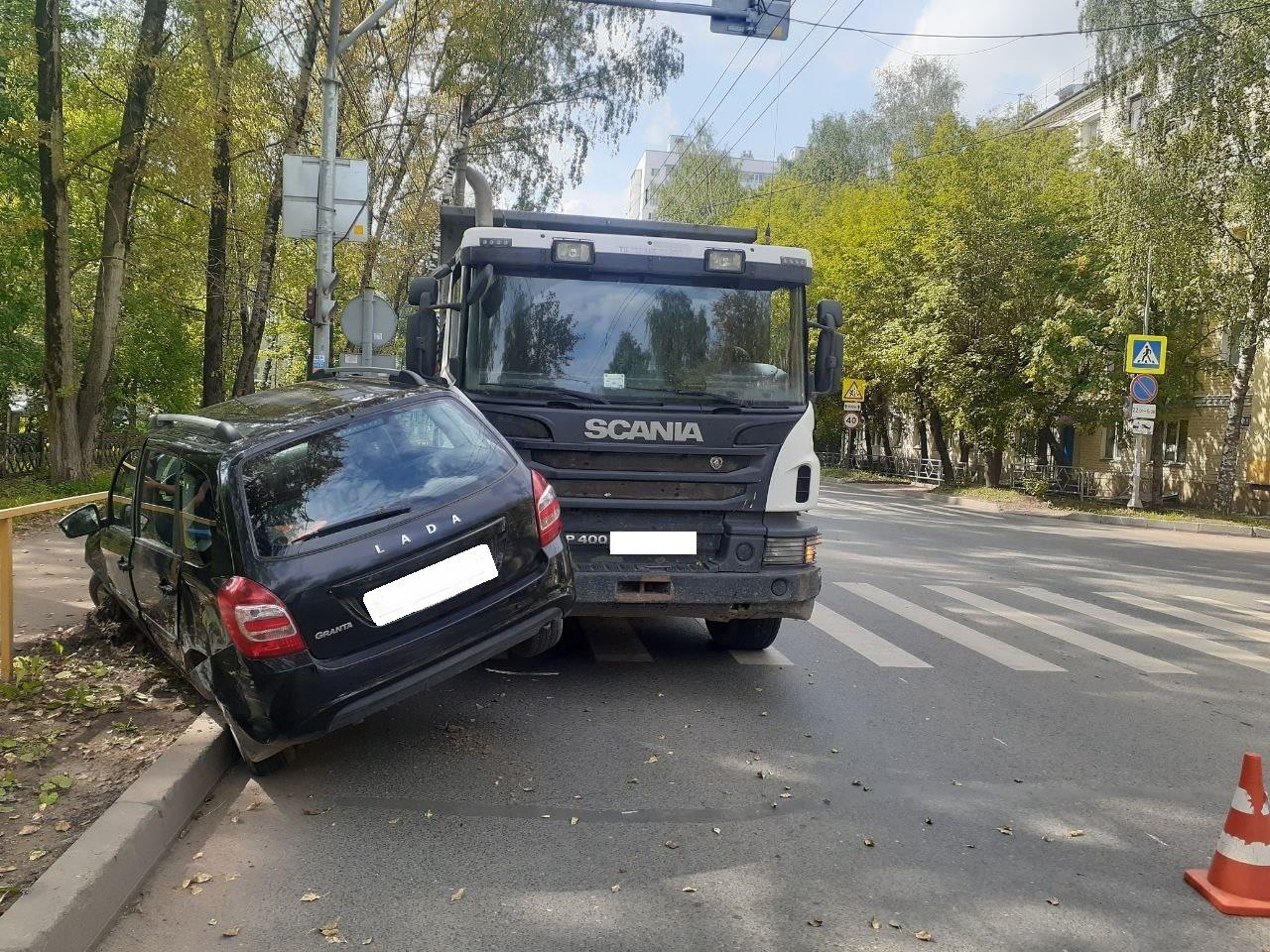 В Кирове в тройном ДТП пострадала женщина | ВЯТКА ОБЛАСТНАЯ