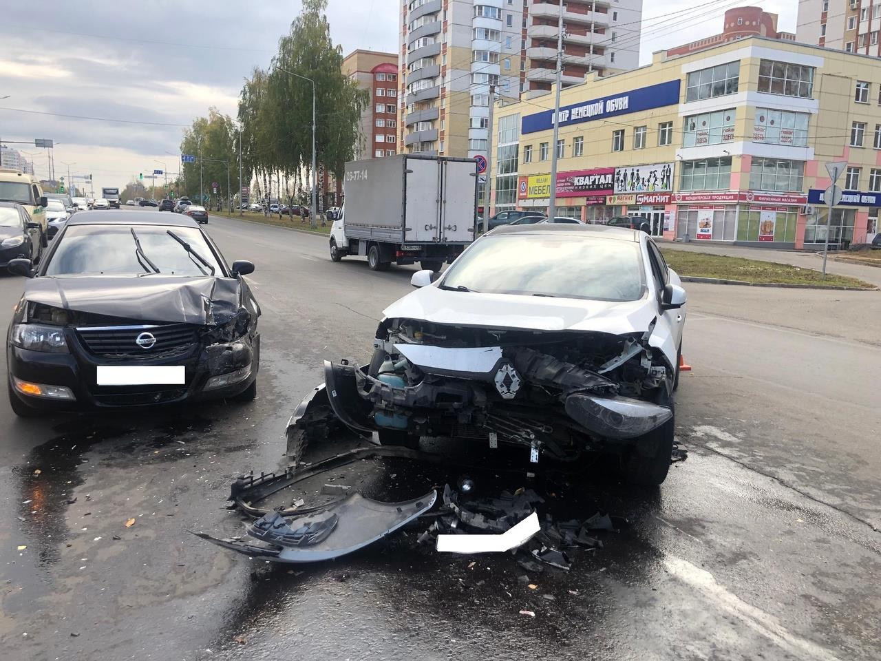 В Кирове столкнулись «Рено» и Ниссан»: пострадала 24-летняя девушка |  22.09.2023 | Киров - БезФормата