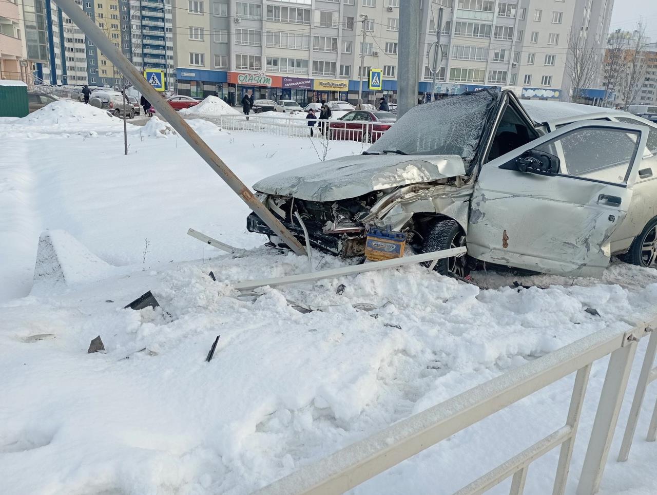 В Кирове столкнулись «ВАЗ» и «Шевроле»: пострадал молодой человек |  28.12.2023 | Киров - БезФормата